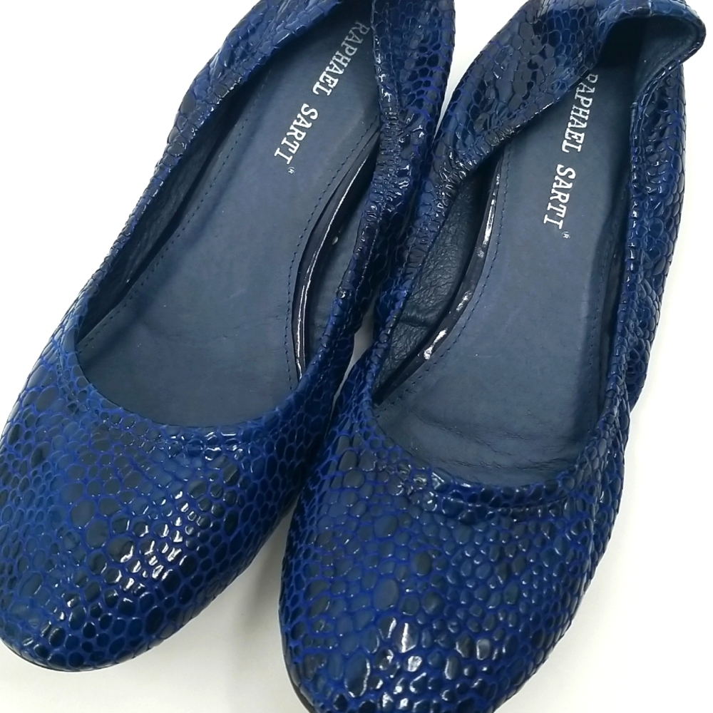 Raphael Sarti Blue Pebbled Flat